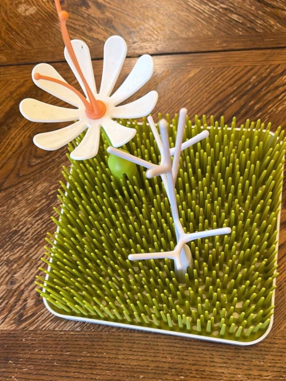 Grass-Like Bottle Drying Rack with Flower Accessory - Lime Green & White